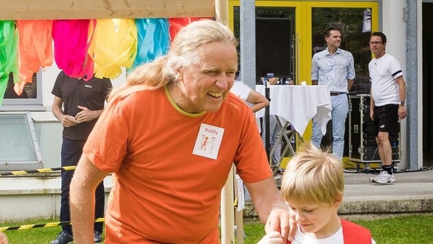 „Sagt, was ihr könnt und was ihr wollt. Dann kriegt ihr es“, rät Andy Holzer den Volksschülern. (Bild: Scharinger Daniel)