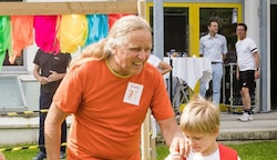 „Sagt, was ihr könnt und was ihr wollt. Dann kriegt ihr es“, rät Andy Holzer den Volksschülern. (Bild: Scharinger Daniel)