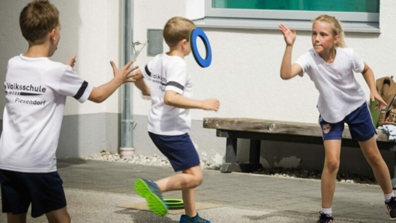 Die Kinder vertrauten beim Sportfest mit „Mental-Fit-Pfad“ aufeinander und hatten Spaß (Bild: Scharinger Daniel)