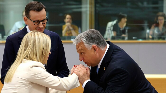 Obwohl Italiens Ministerpräsidentin Giorgia Meloni mit vielen Neuankünften über das Mittelmeer konfrontiert ist, zeigt sie sich nicht enttäuscht über die Blockadehaltung Polens und Ungarns bei der Flüchtlingsaufnahme.
