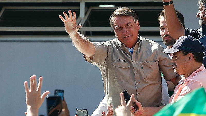 Bolsonaro ist nicht mehr Präsident, hat aber noch viele Anhänger in Brasilien. (Bild: APA/AFP/Miguel SCHINCARIOL)