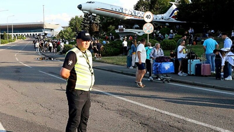 Das Flughafengebäude wurde evakuiert, der Schütze festgenommen. (Bild: AP)