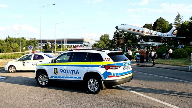 Das Flughafengebäude wurde evakuiert, der Schütze festgenommen. (Bild: AP)