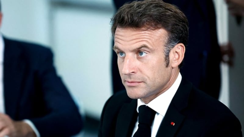 Präsident Macron macht Videospiele und die sozialen Medien mitverantwortlich für die Ausschreitungen. (Bild: APA/AFP/KENZO TRIBOUILLARD)