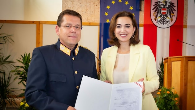 Gerhard Derler mit Justizministerin Alma Zadić (Bild: Bundesministerium für Justiz, Werner Krug 2023)