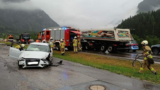 Bei dem Unfall entstand auch hoher Sachschaden. (Bild: zeitungsfoto )