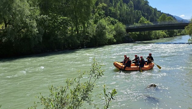 Mit speziellen Sonargeräten suchten die Wasserretter in Mittersill auch eine Woche nach ihrem Verschwinden nach der vermissten 82-Jährigen. (Bild: Wasserrettung Salzburg)