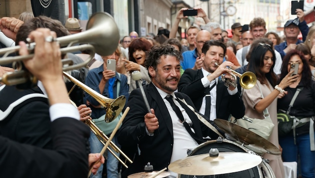 Die Marching-Band zog die Passanten in ihren Bann (Bild: Tschepp Markus)