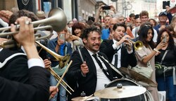 Die Marching-Band zog die Passanten in ihren Bann (Bild: Tschepp Markus)