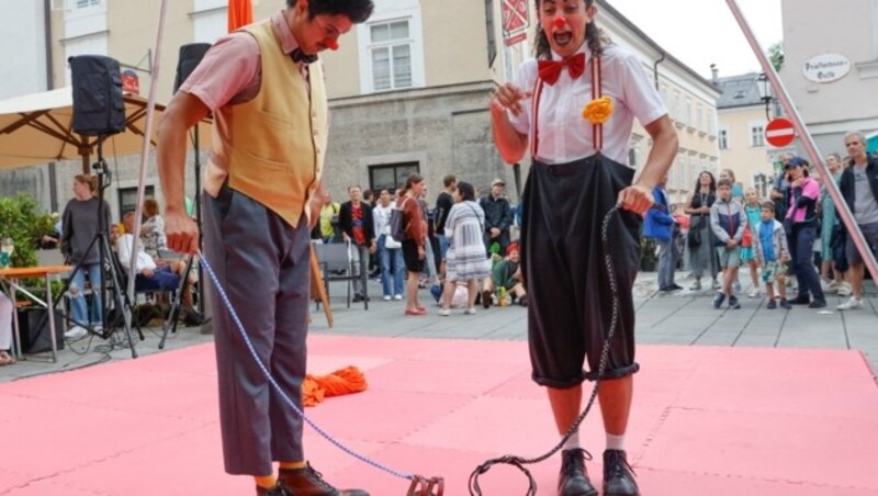 Die Artisten vom Zirkus Mota begeisterten vor allem das junge Publikum. Heute hoffen sie vor allem auf gutes Wetter ohne Regenschauer. (Bild: Tschepp Markus)