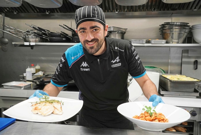 Luca macht Pasta für Gasly und Ocon.