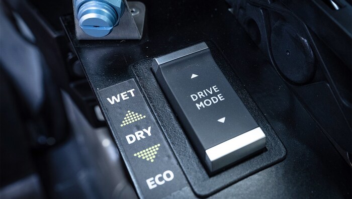 ... der Fahrmodusschalter ist aber noch da. Es gibt einen Dry genannten Race-Modus, einen ...