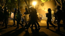 In Frankreich wurden bei erneuten nächtlichen Krawallen fast 1000 Menschen festgenommen. (Bild: AP)