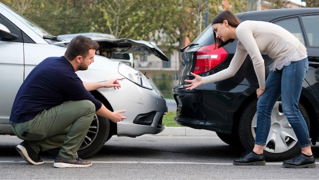 Eine kleine Unachtsamkeit, schon ist‘s passiert - mit unseren Tipps behalten Sie bei einem Unfall einen kühlen Kopf. (Bild: Paolese - stock.adobe.com)