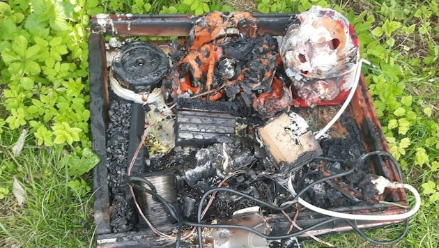 Das Elektrogerät ist in der Garage in Brand geraten. (Bild: FF Ferndorf)