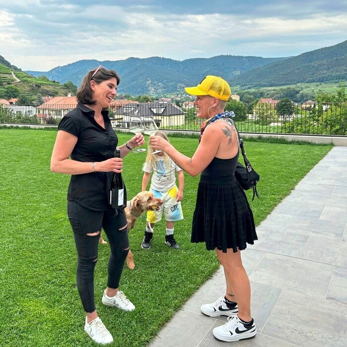 Marie-Louisa Pieler mit Pink, die versprach, bald wieder in die Wachau zu kommen