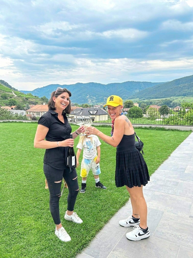 Prost! Pieler mit Pink und die Wachau als Traumkulisse (Bild: Franz Josef Gritsch)