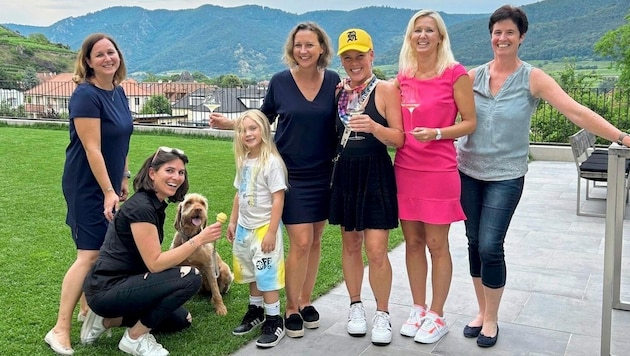 Pink zu Gast in der Weinerlebniswelt Gritsch in Spitz an der Donau: Silvia Beier, Marie-Louise Pieler, Pinks Sohn Jameson, Jenny Lang, Pink, Annika Kasper, Martha Nothnagel (Bild: Franz Josef Gritsch)