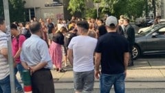 Eine Schar von Menschen hat sich am Unfallort in der Troststraße in Wien versammelt. (Bild: „Krone“-Lesereporter)