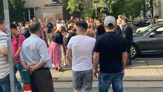 Eine Schar von Menschen hat sich am Unfallort in der Troststraße in Wien versammelt. (Bild: „Krone“-Lesereporter)