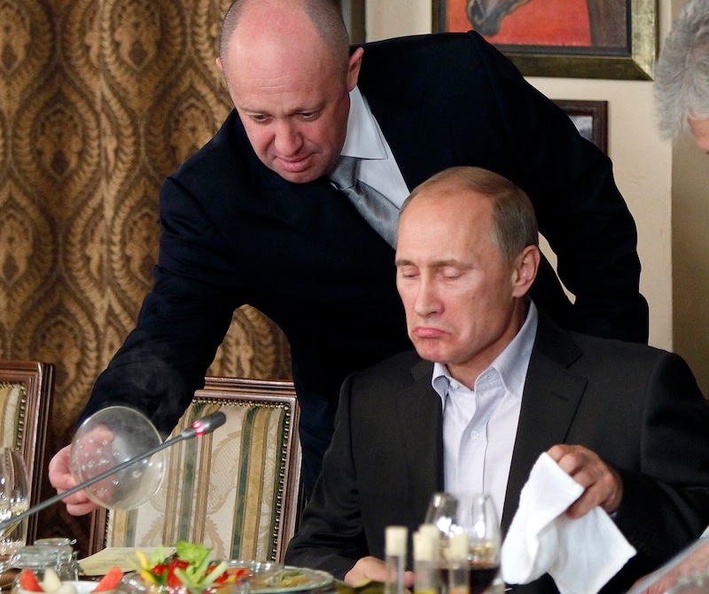 From the left: Yevgeny Prigozhin and Vladimir Putin (archive photo) (Bild: AP)