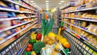 Unter der schwarz-grünen Bundesregierung sind die Preise für Lebensmittel des täglichen Bedarfs angestiegen. (Bild: gopixa - stock.adobe.com)