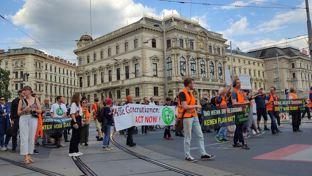 Mitte Juni zogen die Aktivisten erneut im Schneckentempo über die Ringstraße. (Bild: Harald Frasine/Letzte Generation)