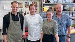 Junior-Chef Max Kruspel mit 3-Hauben-Koch Langer, Angelika Czapka und die Cafetier-Legende Kruspel (v. li.): „Teamgeist ist wichtig!“ (Bild: zVg)