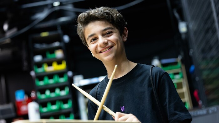 Noah Grubinger sitzt am Schlagzeug einer Band, das macht ihm Riesenspaß.