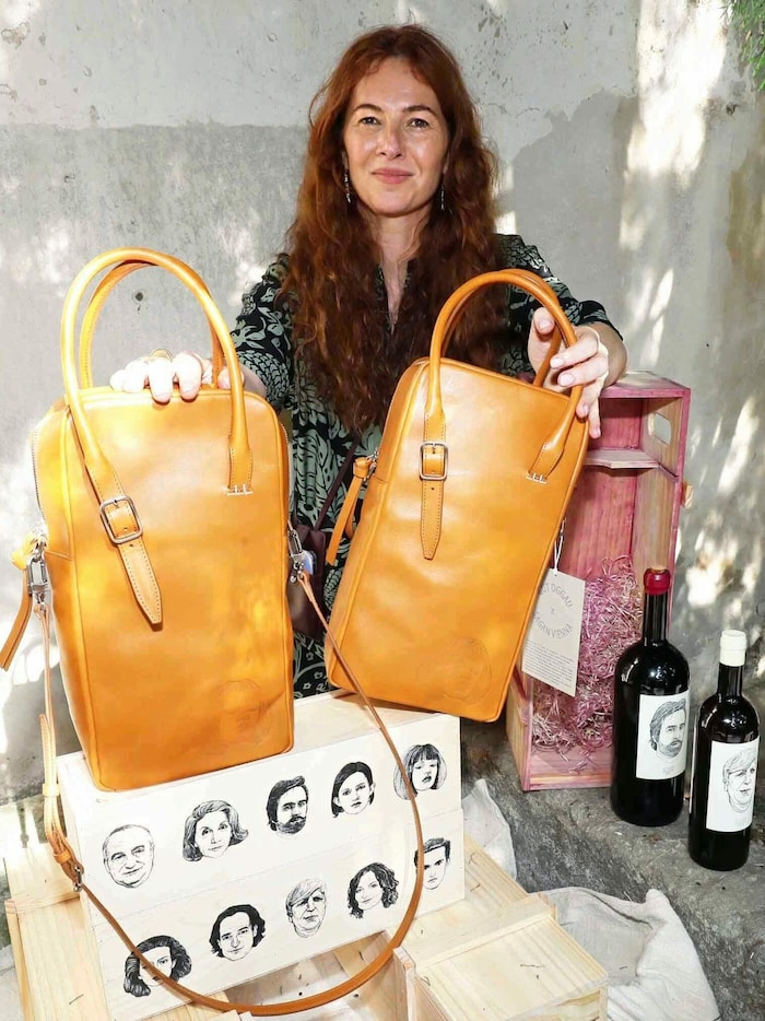 Der Shopper eignet sich als Tragetasche für Wein und als modisches Accessoire für Männer und ...