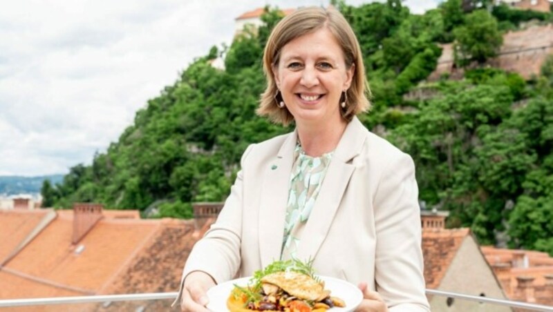 Barbara Eibinger-Miedl setzt mit der Förderung starke Impulse für die Gastronomie. (Bild: STG/Streibl)