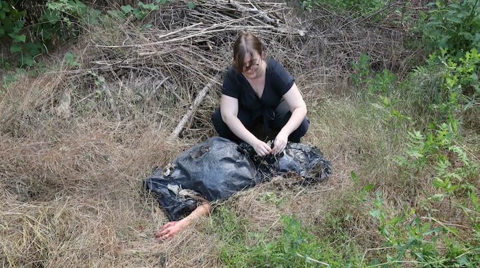 Szenenbildnerin Jennifer Bliem baut den Auffindeort der Leiche nach. Aus dem Müllsack ragt eine Silikon-Hand.