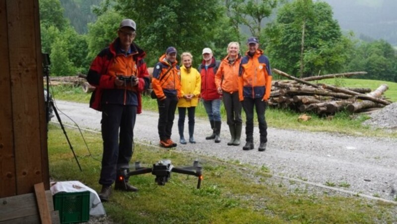 Mit einer Wärmebildkamera an Drohne orten die Bergretter die Rehkitze in der Wiese. Dann wird das Bergungsteam losgeschickt. (Bild: Isabel Lochbühler)