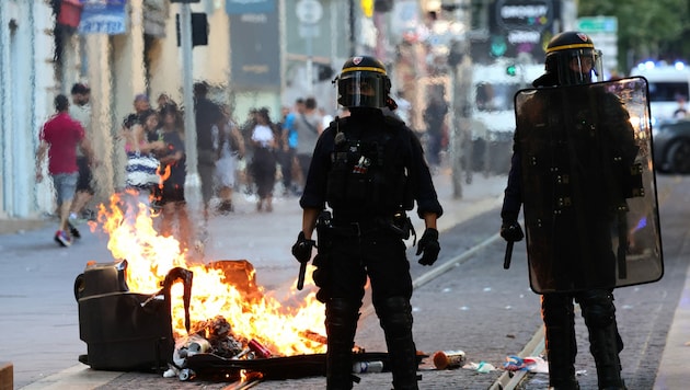 Sicherheitskräfte bei den Krawallen in Frankreich (Bild: AFP)