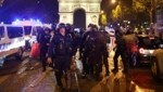 Frankreich kommt nach dem Tod eines Jugendlichen durch eine Polizeikugel weiter nicht zur Ruhe. Primär in Marseille, Lyon und Paris (Bild) gab es am Samstagabend erneut Krawalle. (Bild: AFP/Charly Triballeau)