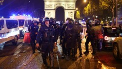 Frankreich kommt nach dem Tod eines Jugendlichen durch eine Polizeikugel weiter nicht zur Ruhe. Primär in Marseille, Lyon und Paris (Bild) gab es am Samstagabend erneut Krawalle. (Bild: AFP/Charly Triballeau)