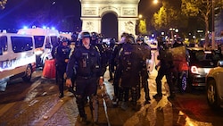 Frankreich kommt nach dem Tod eines Jugendlichen durch eine Polizeikugel weiter nicht zur Ruhe. Primär in Marseille, Lyon und Paris (Bild) gab es am Samstagabend erneut Krawalle. (Bild: AFP/Charly Triballeau)