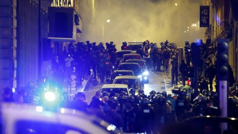 Die Prachtstraße Champs Élysées wurde von einem großen Polizeiaufgebot unter Einsatz von Tränengas geräumt. (Bild: AFP/Ludovic Marin)