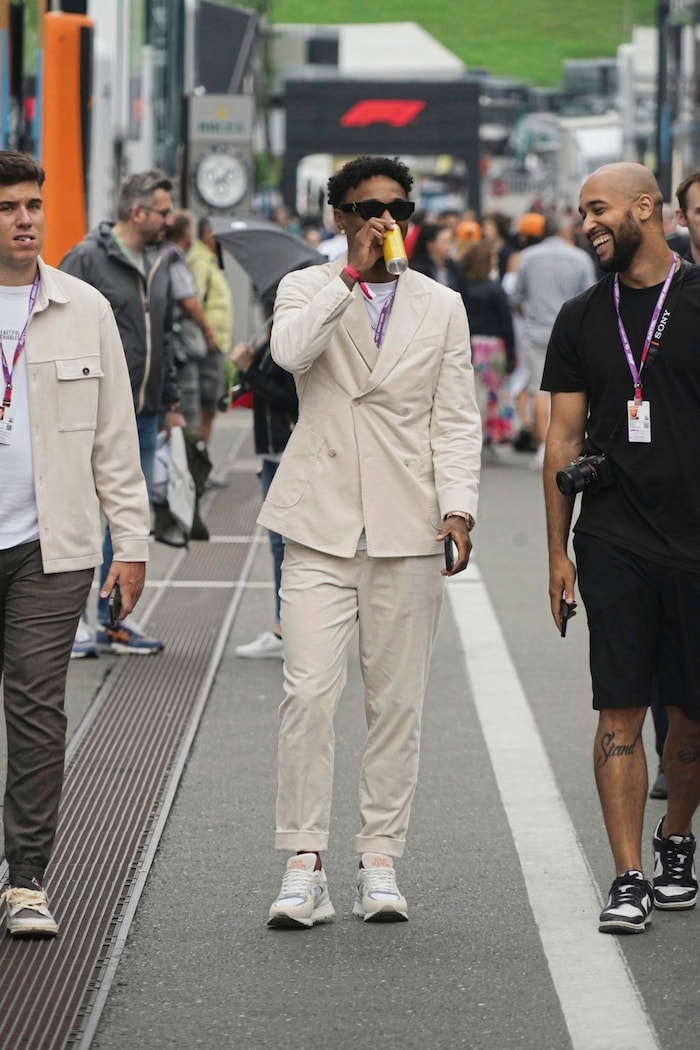 Valentino Lazaro mit Kumpels im Paddock