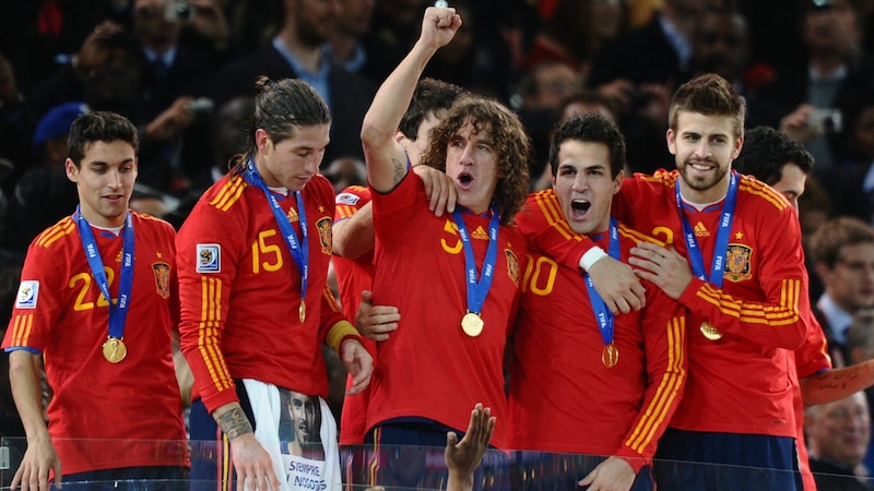 Cesc Fàbregas (2nd from right) became world and European champion with Spain (Bild: JEWEL SAMAD / AFP)