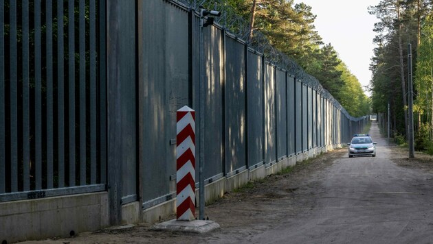 Polnische Grenzschützer patrouillieren nahe der kleinen Gemeinde Bialowieza am Grenzzaun zu Weißrussland. (Bild: AFP/Wojtek Radwanski)