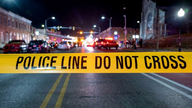 Polizeiabsperrungen im Stadtteil Brooklyn Homes im Süden der US-Metropole Baltimore, wo in der Nacht auf Sonntag zwei Menschen getötet und 28 weitere verletzt worden sind. (Bild: Baltimore Police Department via AP)