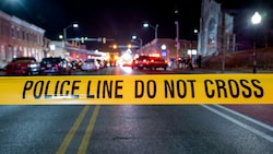 Polizeiabsperrungen im Stadtteil Brooklyn Homes im Süden der US-Metropole Baltimore, wo in der Nacht auf Sonntag zwei Menschen getötet und 28 weitere verletzt worden sind. (Bild: Baltimore Police Department via AP)