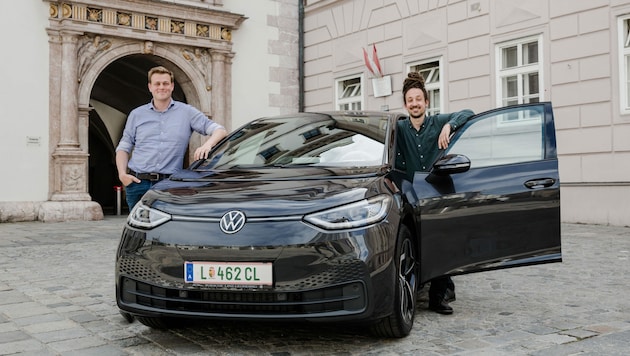 Landesrat Stefan Kaineder mit vollelektrischem Dienstwagen (VW id3) und Chauffeur Peter Chalupar. (Bild: Werner Dedl)