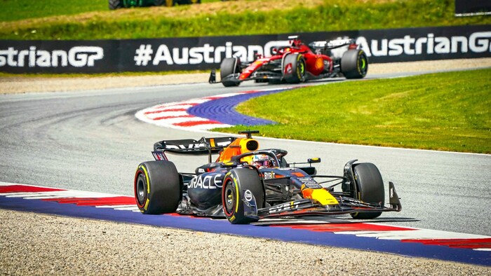 Max Verstappen vor Charles Leclerc