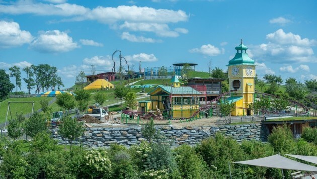 Im Erlebnispark rund um die Herstellung der Eis-Greissler-Eiscreme thront jetzt auch die erste Achterbahn in Niederösterreich. (Bild: Vienna Press / Andreas TISCHLER)