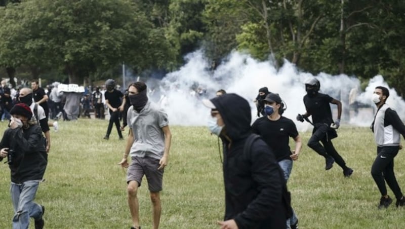 Frankreichs Polizei setzte Tränengas gegen die Demonstranten ein. (Bild: EPA/Yoan Valat)