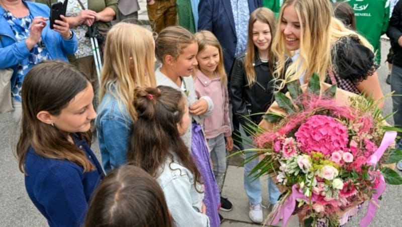 Kinder freuen sich mit Valentina. (Bild: Dostal Harald)