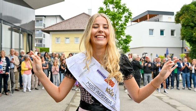 „Miss Austria“ Valentina Bleckenwegner ließ sich am Sonntag in Hohenzell feiern. (Bild: Dostal Harald)