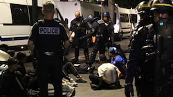 Polizeieinsatz bei den Krawallen in Frankreich (Bild: AFP)